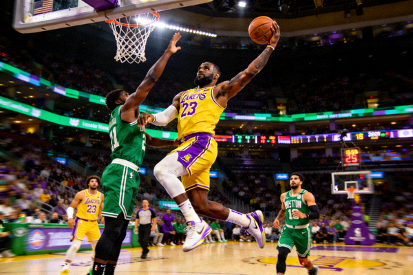 NBA比赛 湖人vs凯尔特人 詹姆斯上篮